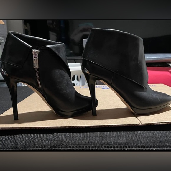 Michael Kors Shiny Black Leather Side Zip Up High Heels Size 6 M - Picture 2 of 11